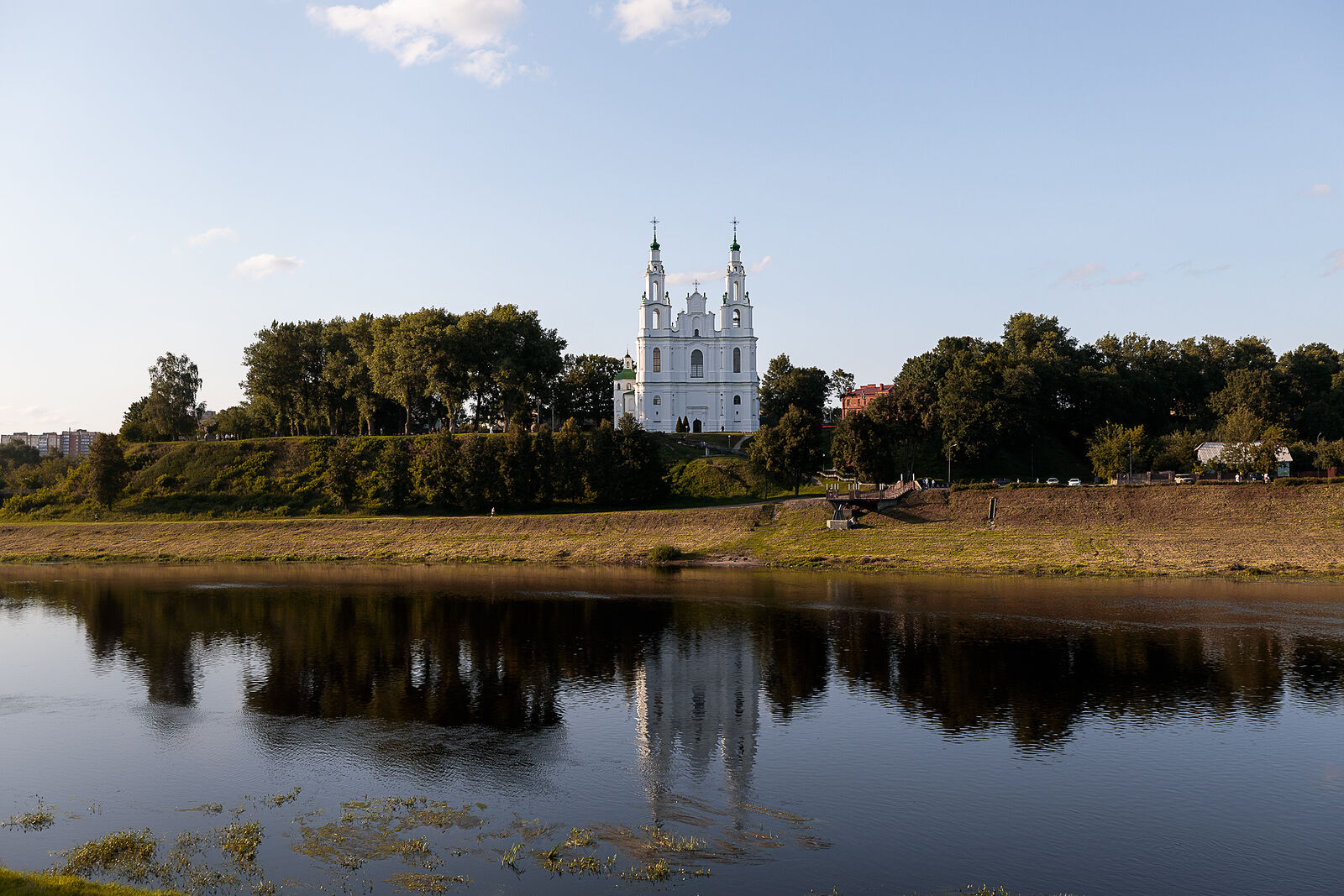 Полоцк - древний город Беларуси. Первое упоминание - 862 год. Через него проходил знаменитый торговый путь "из Варяг в Греки". По Западной Двине шли торговые караваны, что сделало город поистине процветающим.  Также в  Полоцком княжестве с 1044 по 1101 правил знаменитый Всеслав Чародей! Князь-оборотень.    Софийский собор в Полоцке — храм с по-настоящему уникальной и глубоко символичной архитектурой — был возведён в XI веке на правом берегу Западной Двины. В середине XVIII столетия здание претерпело масштабную перестройку по проекту архитектора Яна Глаубица, выполненную в стиле виленского (позднебелорусского) барокко.  При этом до наших дней сохранились значительные элементы первоначального храма XI века: фрагменты древней кладки, почти полностью уцелевший фундамент, части апсиды, столбов и стен, а также уникальные фрески второй половины XI века. И сегодня собор продолжает восхищать своим величием и художественной красотой.